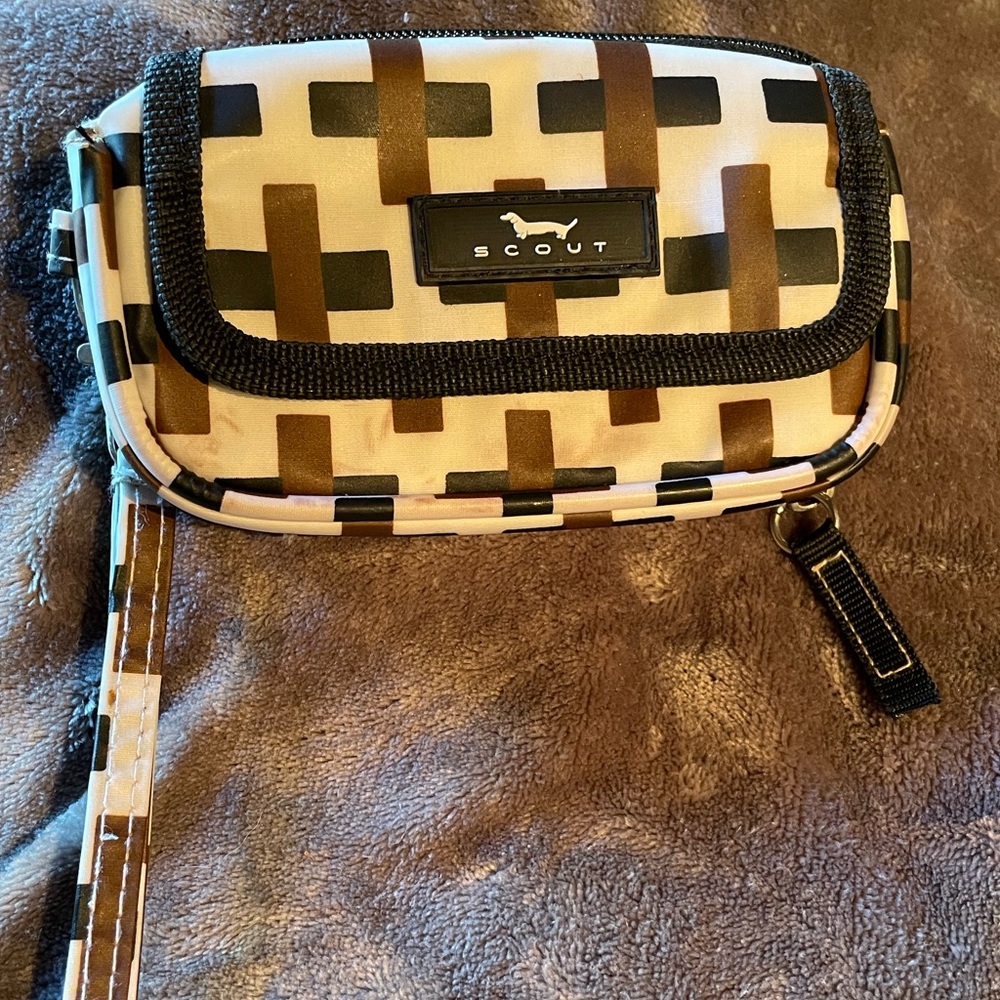 Scout wristlet wallet